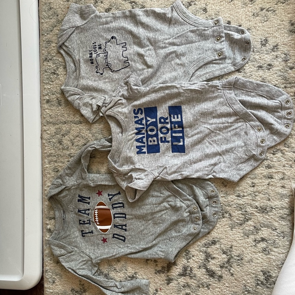 Onesies- mama / daddy 💗 size 3 mo.